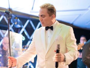 Cristian Castro concluye sus estudios de preparatoria a los 51 años y pone la mira en la UNAM