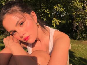 Selena Gomez y su madre, demandadas por presunto fraude a inversionistas de Wondermind