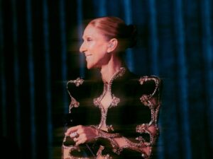 Céline Dion cae en pleno concierto en París, se levanta y sigue cantando